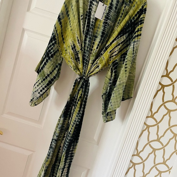 Loutus Kimono featuring sustainable Silk size large for the Queens  10 to 14 - Picture 11 of 17